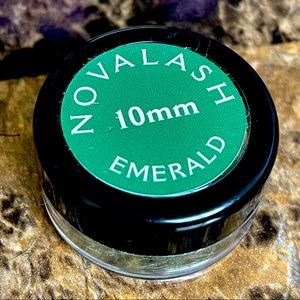 NovaLash 10mm Emerald Eyelash Extension pot